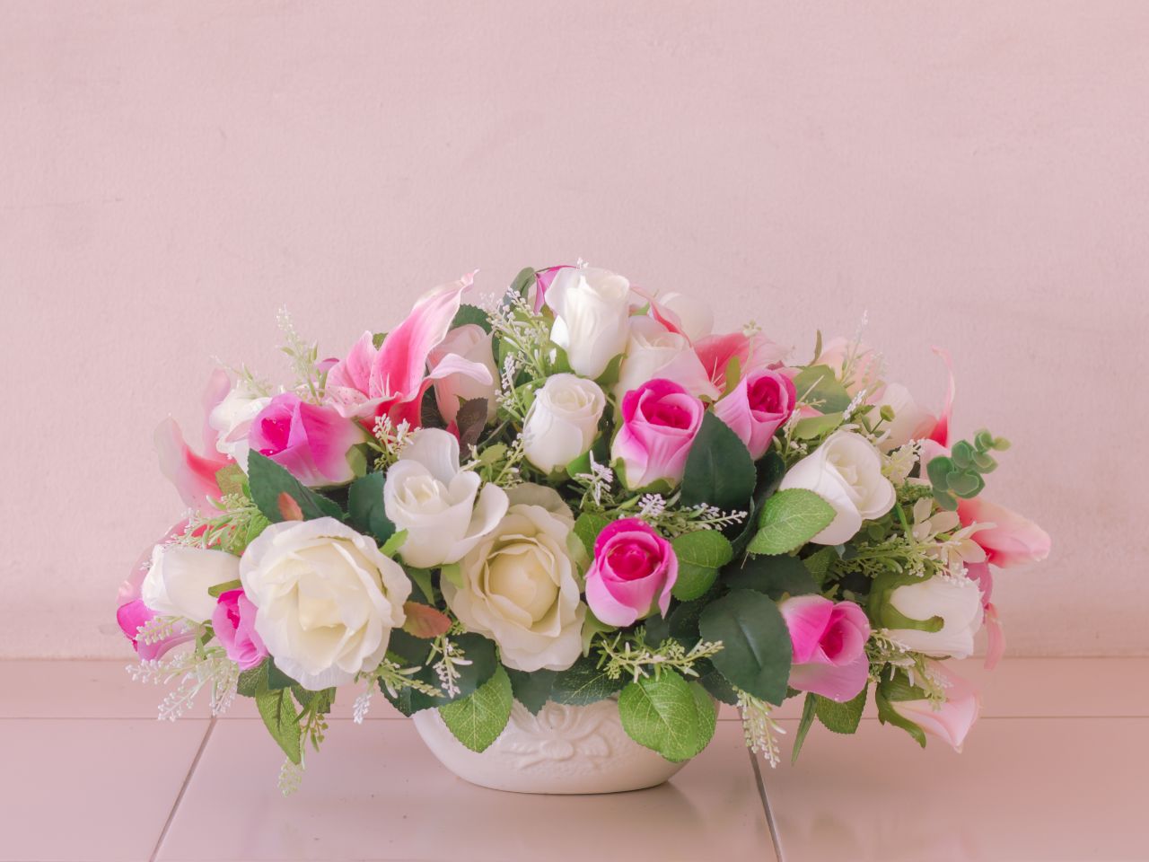 sztuczne kwiaty kompozycja w koszyku